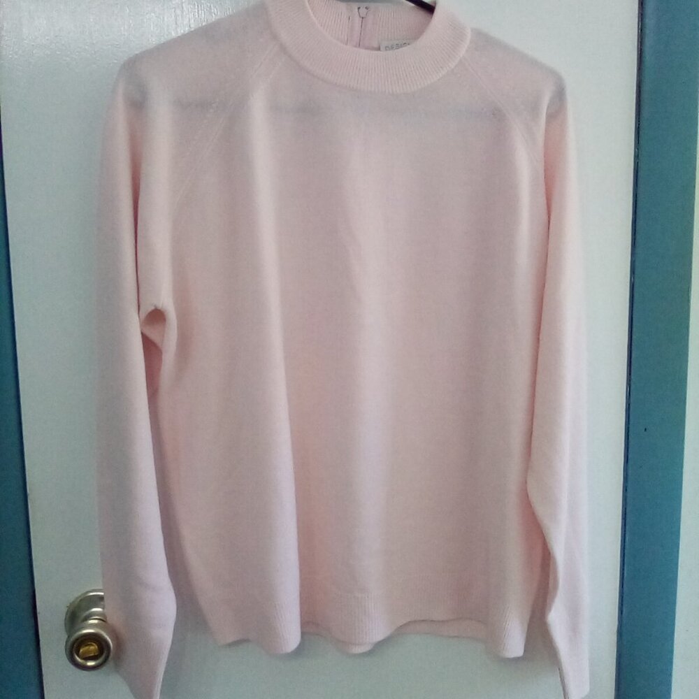Designers Original Pink Ice Sweater new with tag. Large. Light weight